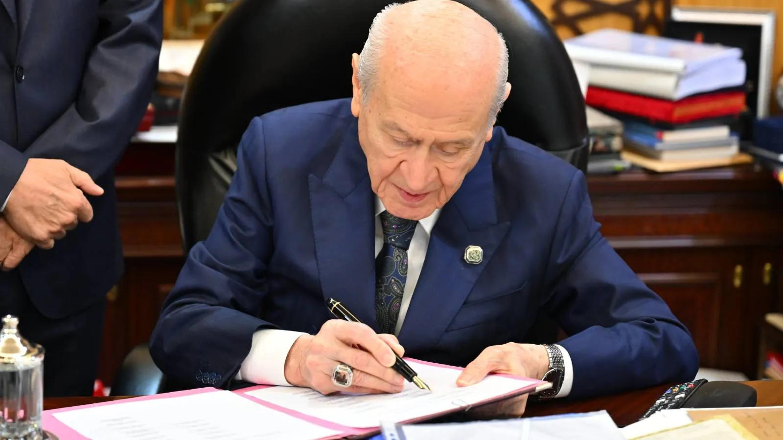 Bahçeli: Çerçeve yasada 467 imzayı ben de beklemiyordum, geniş bir mutabakat; Cumhurbaşkanlığı Hükümet Sistemi’nin sağlıklı işlemesi için bir anayasaya ihtiyaç var
